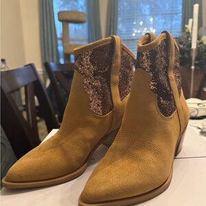 Dolce Vita Shreya Stylish Tan Ankle Boots with Glitter Detail